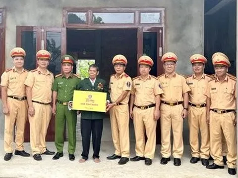 Nghĩa cử giúp bà con nghèo miền núi vượt khó của lực lượng CSGT
