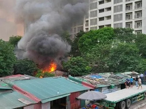 Hà Nội: Cháy lớn kèm tiếng nổ, nhiều người hoảng loạn tháo chạy