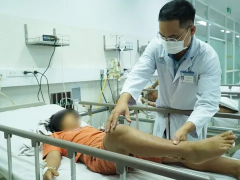 Xuyên đêm cấp cứu 3 bệnh nhi nghi ngộ độc do ăn giò lụa bán dạo