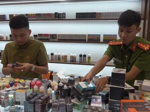 Phá tụ điểm bán thuốc lá điện tử “lậu” núp bóng quán cà phê ở Huế