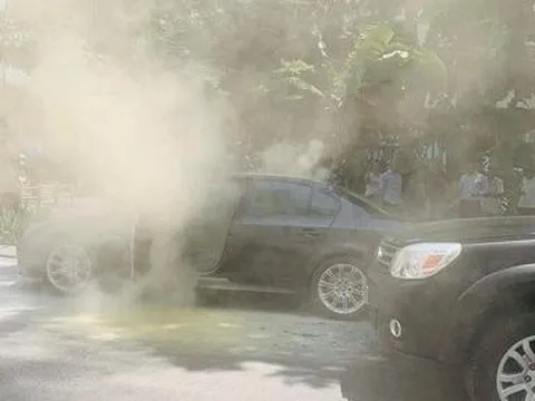 Ô tô BMW bất ngờ bốc cháy giữa trưa nắng ở Hà Nội