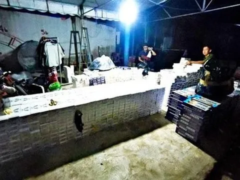 Bắt đối tượng vận chuyển 18.300 bao thuốc lá nhập lậu từ cửa khẩu