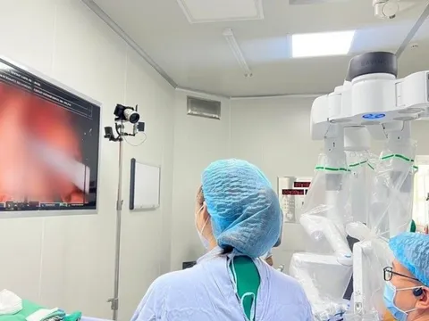 Lần đầu tiên bệnh nhân ung thư được mổ nội soi bằng hệ thống robot