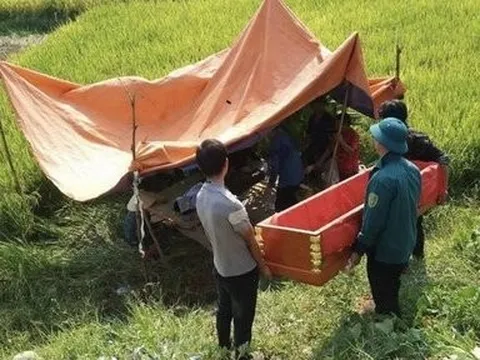 Nghệ An: Lật máy gặt lúa, chủ phương tiện tử vong tại chỗ