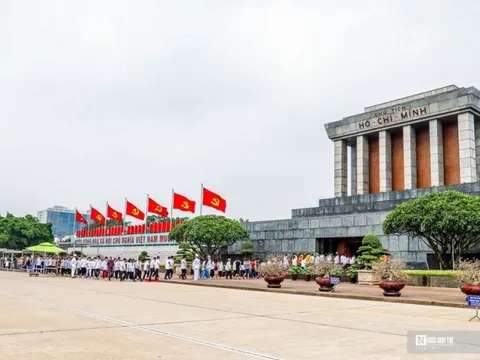 Dòng người xếp hàng dài vào Lăng viếng Chủ tịch Hồ Chí Minh ngày 19/5