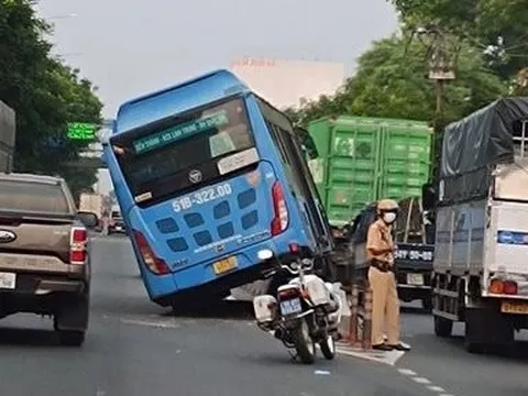 Xe buýt chênh vênh trên dải phân cách, hành khách khóc gào
