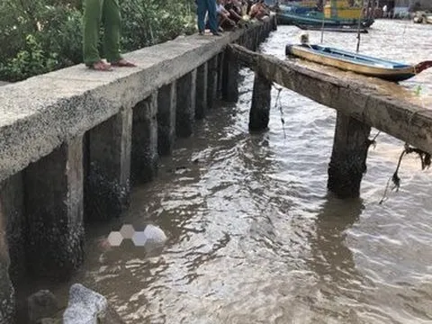Phát hiện thi thể bé gái ở bờ đê biển