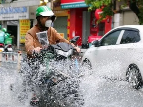 Mưa lớn sau chuỗi ngày nắng nóng, người dân TP.HCM lại bì bõm lội nước vì đường ngập