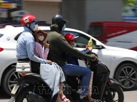 Trẻ mệt lả vì nắng nóng, cần sơ cứu như thế nào?