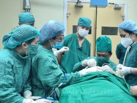 Gắp thành công con đỉa chui vào bộ phận "nhạy cảm" của cụ ông 71 tuổi