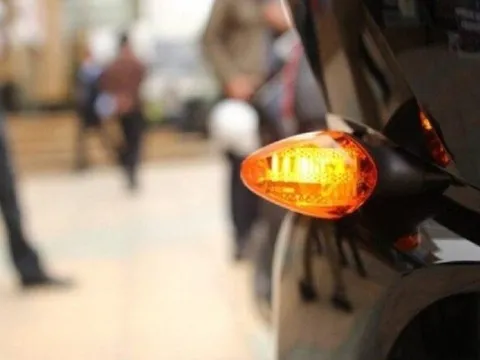 Tắt xi nhan khi chưa qua hết đường có bị xử phạt không?