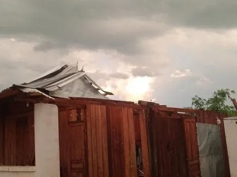 Thừa Thiên-Huế: Dông, lốc làm hàng chục ngôi nhà tốc mái