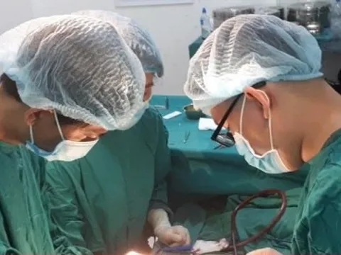 Giám đốc bệnh viện hiến máu lúc nửa đêm cứu sản phụ sinh con lần 5