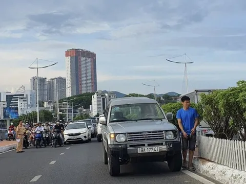 Khánh Hòa: Tìm thấy xe ô tô tông nữ lao công tử vong trên cầu Trần Phú