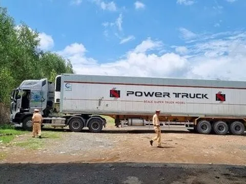 Xe container đi lùi trên cao tốc Long Thành - Dầu Giây