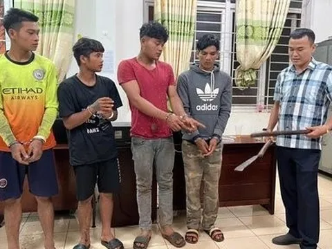 Bắt được nhóm đối tượng bịt mặt, phá hoại tài sản xe khách