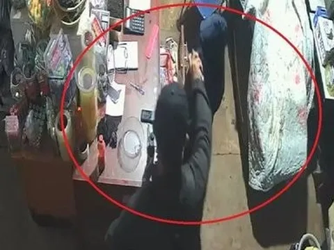 Clip: Thiếu niên 16 tuổi vào quán tạp hóa cướp tài sản táo tợn