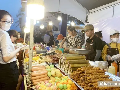 Người dân, du khách ở Nha Trang thích thú thưởng thức món ngon 3 miền