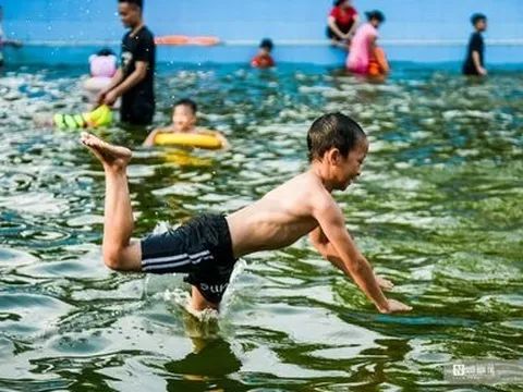 Người dân ngoại thành Thủ đô biến ao nước thành bể bơi tiền tỷ