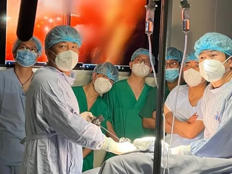 Lần đầu tiên phẫu thuật ung thư phổi bằng robot