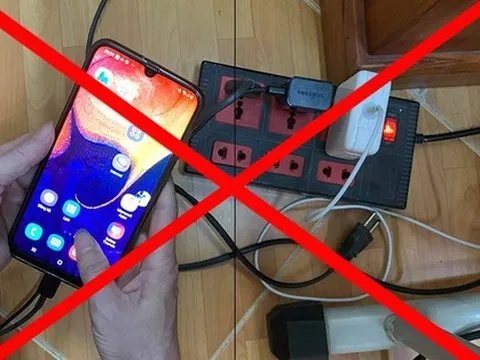 Vừa dùng điện thoại vừa sạc pin, bé 7 tuổi bị điện giật tử vong