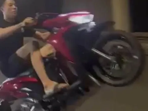 Tạm giữ nhóm thanh niên “bốc đầu” xe máy rồi khoe clip lên mạng xã hội