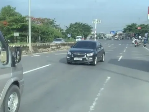 Mời làm việc chủ xe ô tô đi ngược chiều và chạy lùi trên Quốc lộ 51