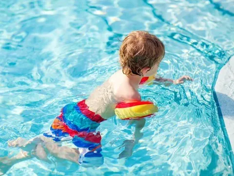 Cẩn trọng với tình trạng 'đuối nước khô' khi cho trẻ đi bơi ngày hè