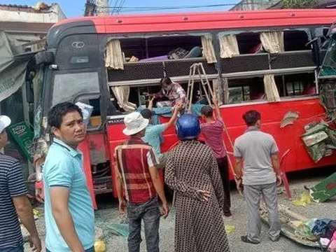 Huế: Va chạm giữa ô tô khách giường nằm và ô tô tải 3 người bị thương