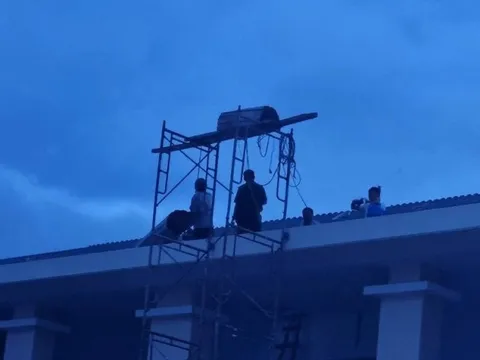 Bình Thuận: Đang đứng trên mái nhà sơn cây sắt, người đàn ông bị điện giật tử vong