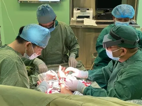 Gần 5 giờ phẫu thuật nối bàn tay bị chém đứt lìa cho người đàn ông