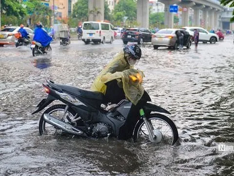 Cơn mưa lớn bất chợt giữa trưa khiến đường phố Hà Nội ngập sâu