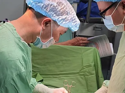 Bé gái phải cắt 1m ruột non hoại tử do thoát vị