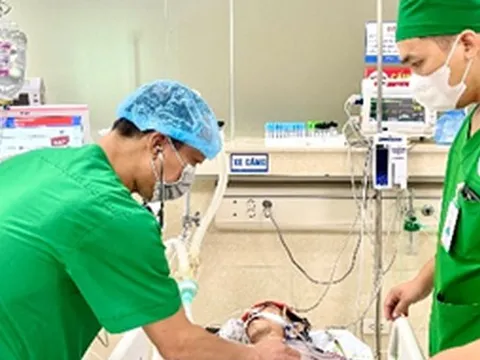 Hôn mê sâu nguy kịch sau nhiều ngày uống rượu không ăn