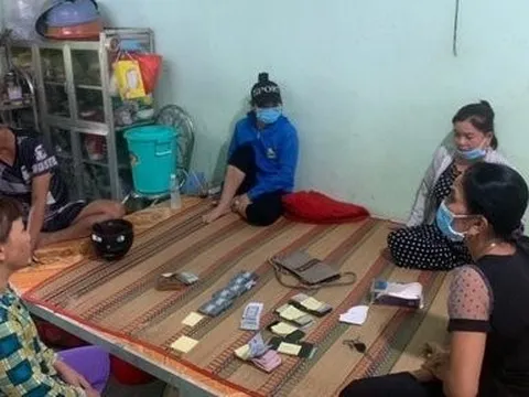 Vĩnh Long: Bắt nhóm "quý bà" đánh bạc