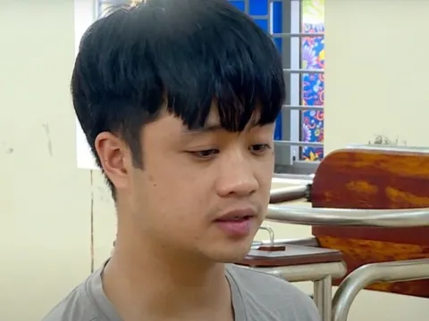 Khởi tố nam thanh niên xịt hơi cay vào mắt chủ quán để cướp 5 chỉ vàng