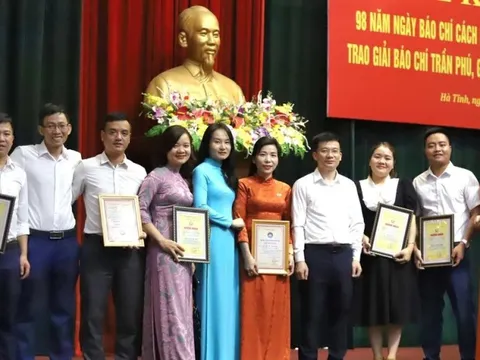 Nhóm phóng viên Đời sống và Pháp luật đoạt Giải Báo chí Trần Phú