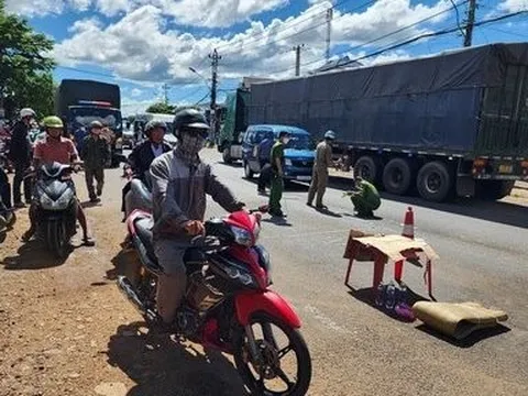 Ngã xuống đường, hai thanh niên đi xe máy bị cán tử vong thương tâm