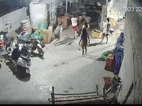 Điều tra vụ nam thanh niên xông vào ki-ốt đánh người, lột áo thiếu nữ