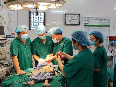 Bé 20 tháng tuổi lún sọ não sau khi ngã từ nhà sàn