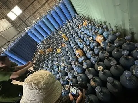 Bình Dương: Đột kích kho chứa hàng nghìn bình khí cười được ngụy trang