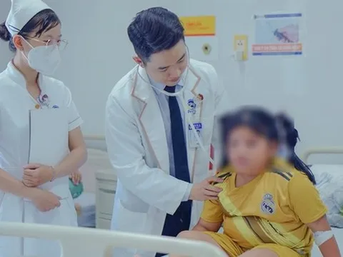 Bé gái nguy kịch vì ong đốt gần 20 mũi khi chơi gần nhà