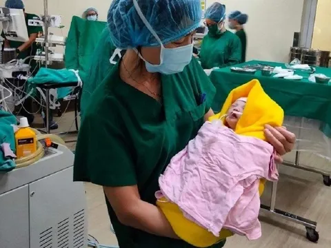 Sản phụ có phủ tạng đảo ngược, bất chấp rủi ro để giữ thai "mẹ tròn con vuông"