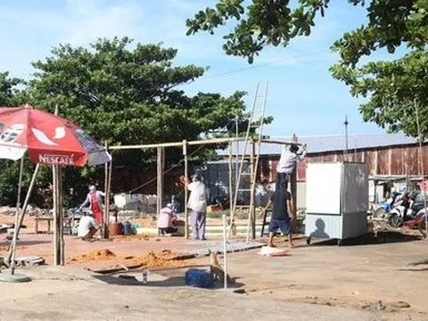 Tháo dỡ lều, bạt, mái che các hộ dân tái chiếm đất trái phép ở Mũi Né