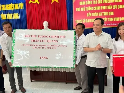 Phó Thủ tướng Trần Lưu Quang thăm, tặng quà tại cơ sở cai nghiện ma túy tỉnh Vĩnh Long