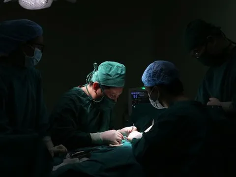 Người đàn ông ngã từ trên cao, gặp chấn thương đáng sợ ở vùng kín