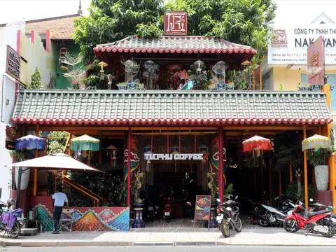 Đầu tư 15 tỷ đồng, thuê mặt bằng hơn 280 triệu/tháng, quán cà phê phong cách Đạo Mẫu tại TP.HCM vội vã nhượng lại cửa hàng sau chưa đầy 1 năm?