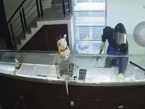 Truy tìm nam thanh niên cướp tiệm vàng trắng trợn tại Lào Cai