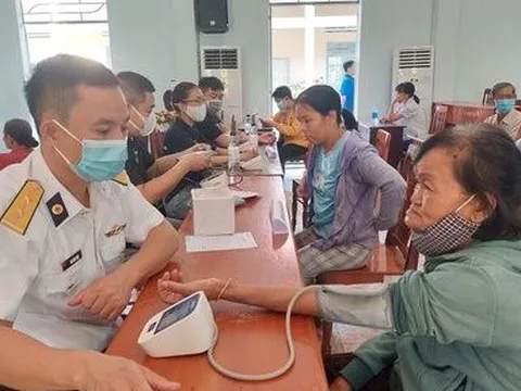 Khám bệnh, cấp thuốc miễn phí cho 200 người có hoàn cảnh khó khăn