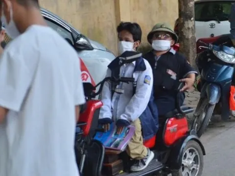 Mắc xương thủy tinh tuýp 4, người bố vẫn đưa con trai đồng bệnh đi thi tốt nghiệp THPT